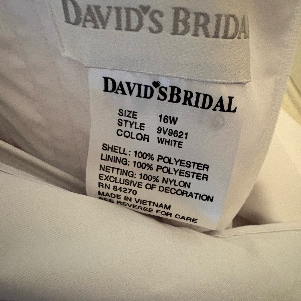 Elegant White Halter Wedding Dress – David’s Bridal – Size 16 - Picture 2 of 8